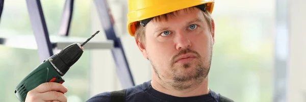 Trabalhador idiota usando retrato de broca elétrica — Fotografia de Stock