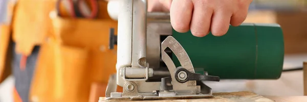 Takken van de werknemer met behulp van elektrische zagen — Stockfoto