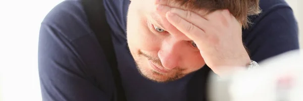 Bracci di lavoratori che fanno piano strutturale — Foto Stock