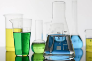 Kimya endüstrisi ampul mavi kırmızı ile