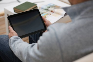 Erkek el süre ev ortamında tablet tutar