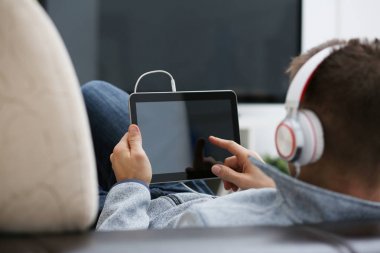 Erkek el süre ev ortamında tablet tutar