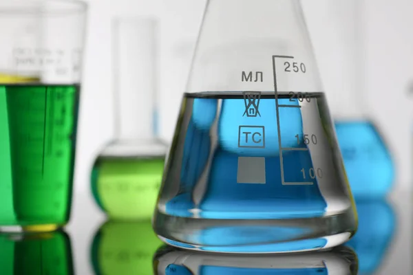 Chemische industrie lamp met blauwe magenta — Stockfoto