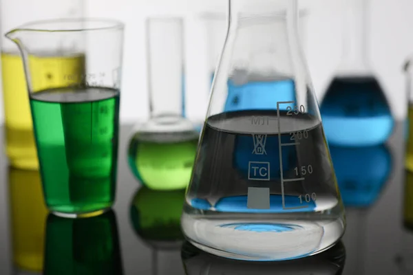 Ampoule industrie chimique avec magenta bleu — Photo