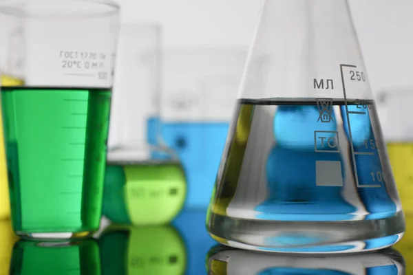 Chemický průmysl žárovky s modrou purpurová — Stock fotografie