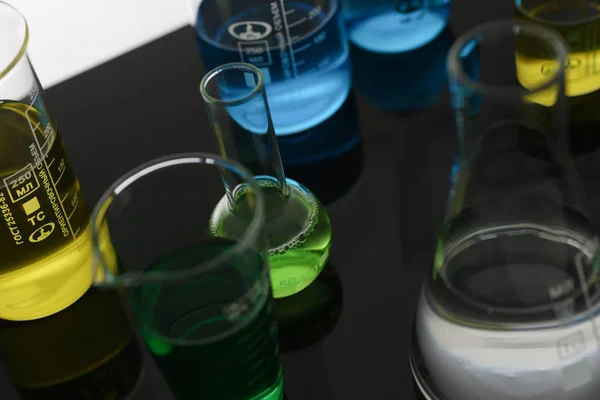 Лампа хімічної промисловості з блакитним кольором — стокове фото