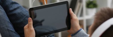 Erkek el süre ev ortamında tablet tutar