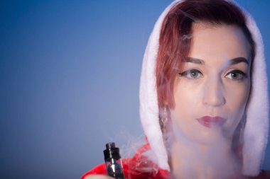 Noel Baba kıyafetli bir kızıl saçlı kadın