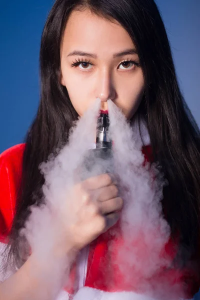 Una mujer china en un traje de Santa — Foto de Stock