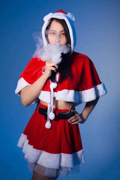 Een Chinese vrouw in een Santa pak — Stockfoto