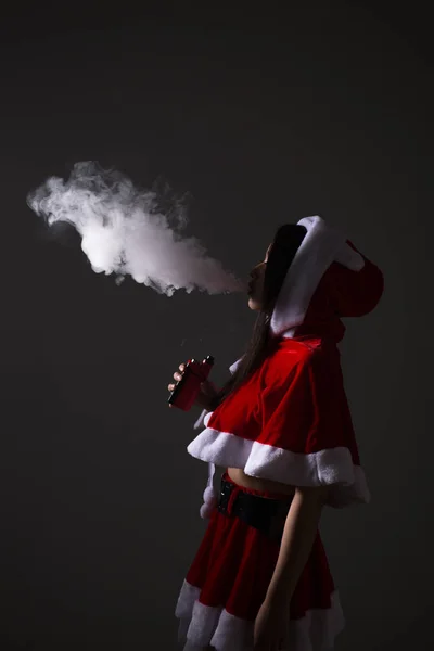 Een Chinese vrouw in een Santa pak — Stockfoto