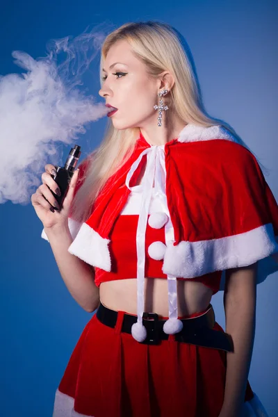 Uma mulher loira de fato de Pai Natal — Fotografia de Stock