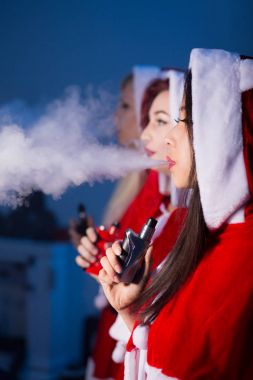 Noel Baba kıyafetli bir grup kadın