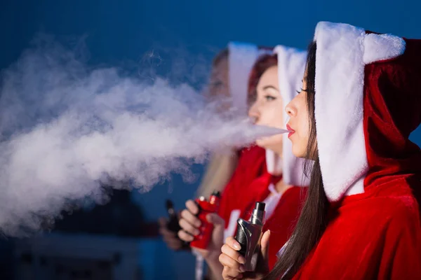 Uma mulher de grupo em um terno de Santa — Fotografia de Stock