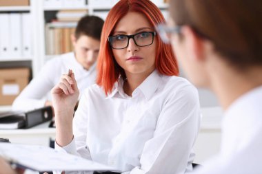 Grup insanlar sorun üzerinde kasıtlı ofiste oturmak