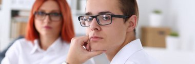 Gözlük busines sman gömlek ile yakışıklı
