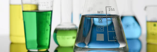 Glühbirne der chemischen Industrie mit blauem Magenta — Stockfoto