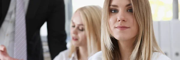 Hermoso retrato sonriente de mujer de negocios — Foto de Stock