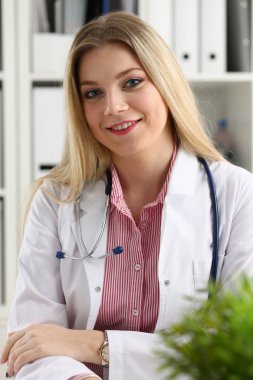 Güzel kadın doktor sit işyerinde gülümseyen