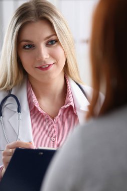 Güzel kadın tıp doktor gülümseyen açıklamak