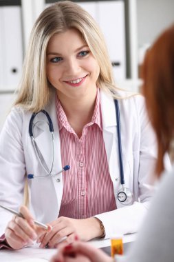 Güzel kadın tıp doktor gülümseyen açıklamak tanı