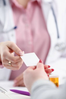 Kadın doktor yardım et beyaz boş