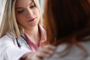 Yakışıklı samimi kadın doktor ile müteşekkir konuşmak