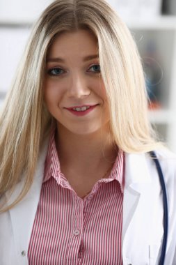 Güzel kadın doktor sit işyerinde gülümseyen