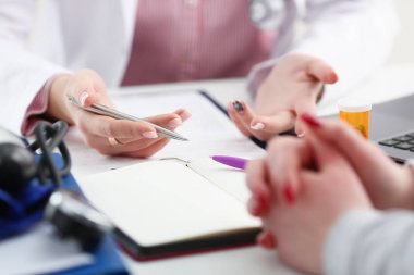 Kadın doktor elini tut gümüş kalem