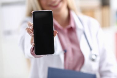 Güzel kadın sarışın doktor Smartphone holding