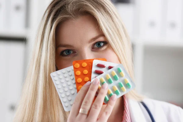 Embalaje de mano médico femenino de diferentes — Foto de Stock