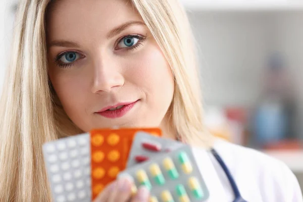 Embalaje de mano médico femenino de diferentes — Foto de Stock