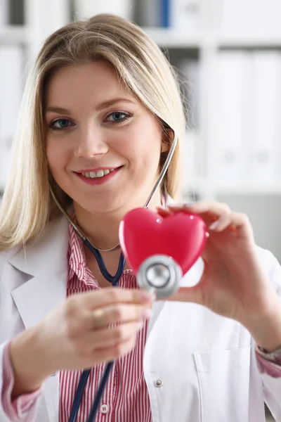 Bonito sorrindo loiro médico feminino segurar — Fotografia de Stock