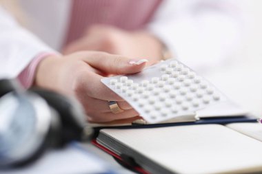 Farklı paket tutan kadın doktor el