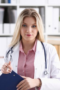 Güzel gülümseyen kadın doktor tutun Pano