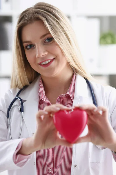 Bonito sorrindo loiro médico feminino segurar — Fotografia de Stock