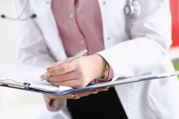 Мужская рука доктора держит серебряную ручку наполняющую пациента — стоковое фото