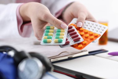 Farklı paket tutan kadın doktor el