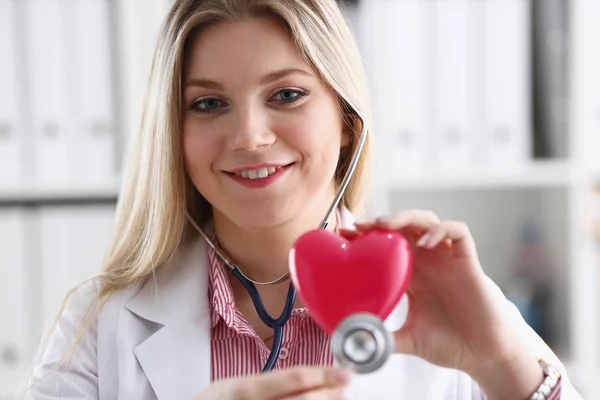 Bonito sorrindo loiro médico feminino segurar — Fotografia de Stock