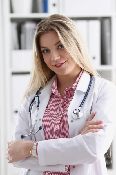 Vackra leende kvinnliga läkare, sitta på arbetsplatsen — Stockfoto