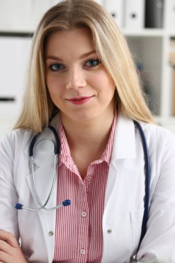 Güzel kadın doktor sit işyerinde gülümseyen