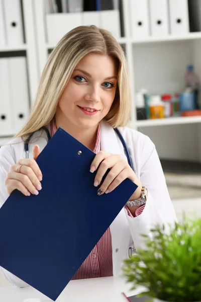 Hermosa sonriente médico sujetar portapapeles — Foto de Stock