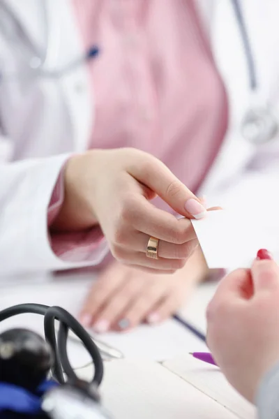 Médico femenino mano dar blanco en blanco — Foto de Stock