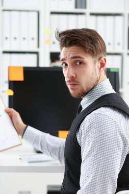 Office çalışma alanı closeup adam genç gülümsemek