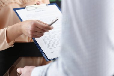 Gülümseyen kadın teklif sözleşme formu