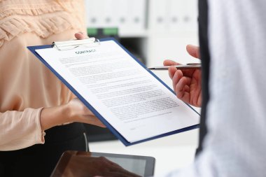 Gülümseyen kadın teklif sözleşme formu