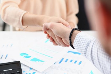 Tişörtlü adam Merhaba, gibi el sallamak