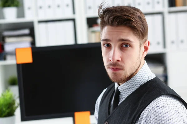 Bel homme souriant en costume et cravate stand dans le bureau — Photo