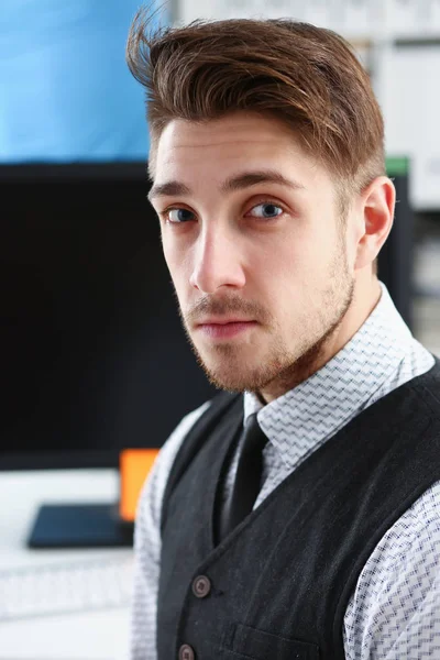 Bel homme souriant en costume et cravate stand dans le bureau — Photo