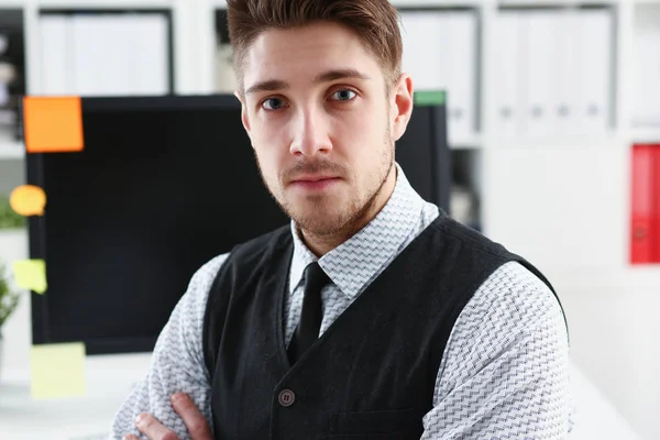 Bel homme en costume et cravate stand dans le bureau — Photo